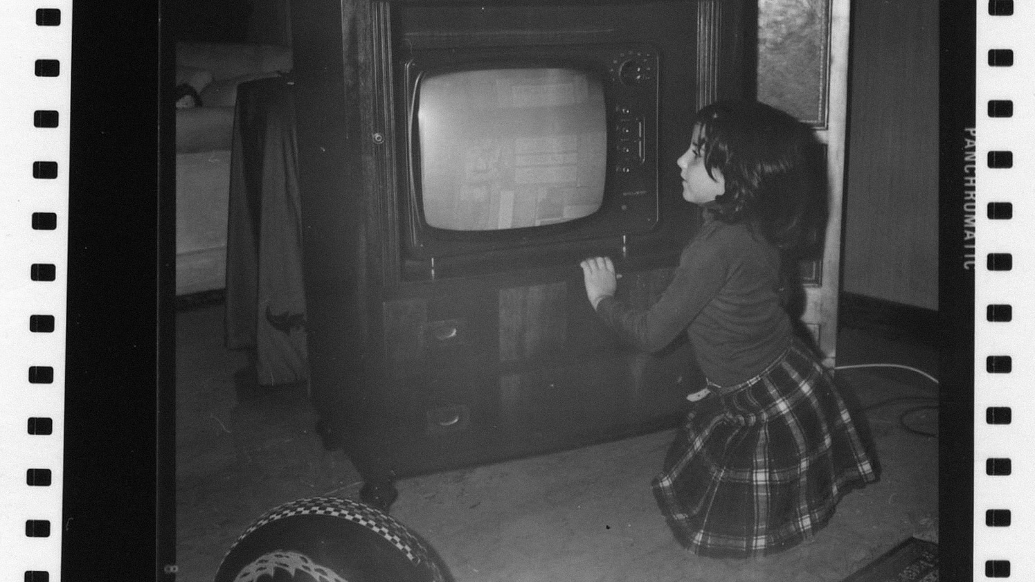 Anni Settanta: Paola Abbiezzi, bambina, di fronte al televisore di casa. Dall'archivio privato della professoressa